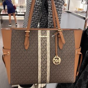 MICHAEL KORS
Gilly Large Color-Block Logo and Leather Tote Bag LUGGAGE MULTI